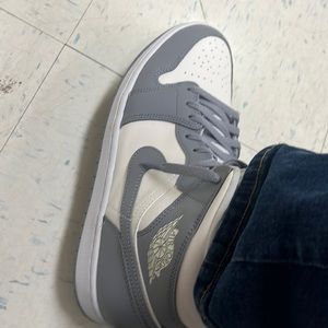 Slightly use Jordan one mid stealth in 12in women 10.5 in men